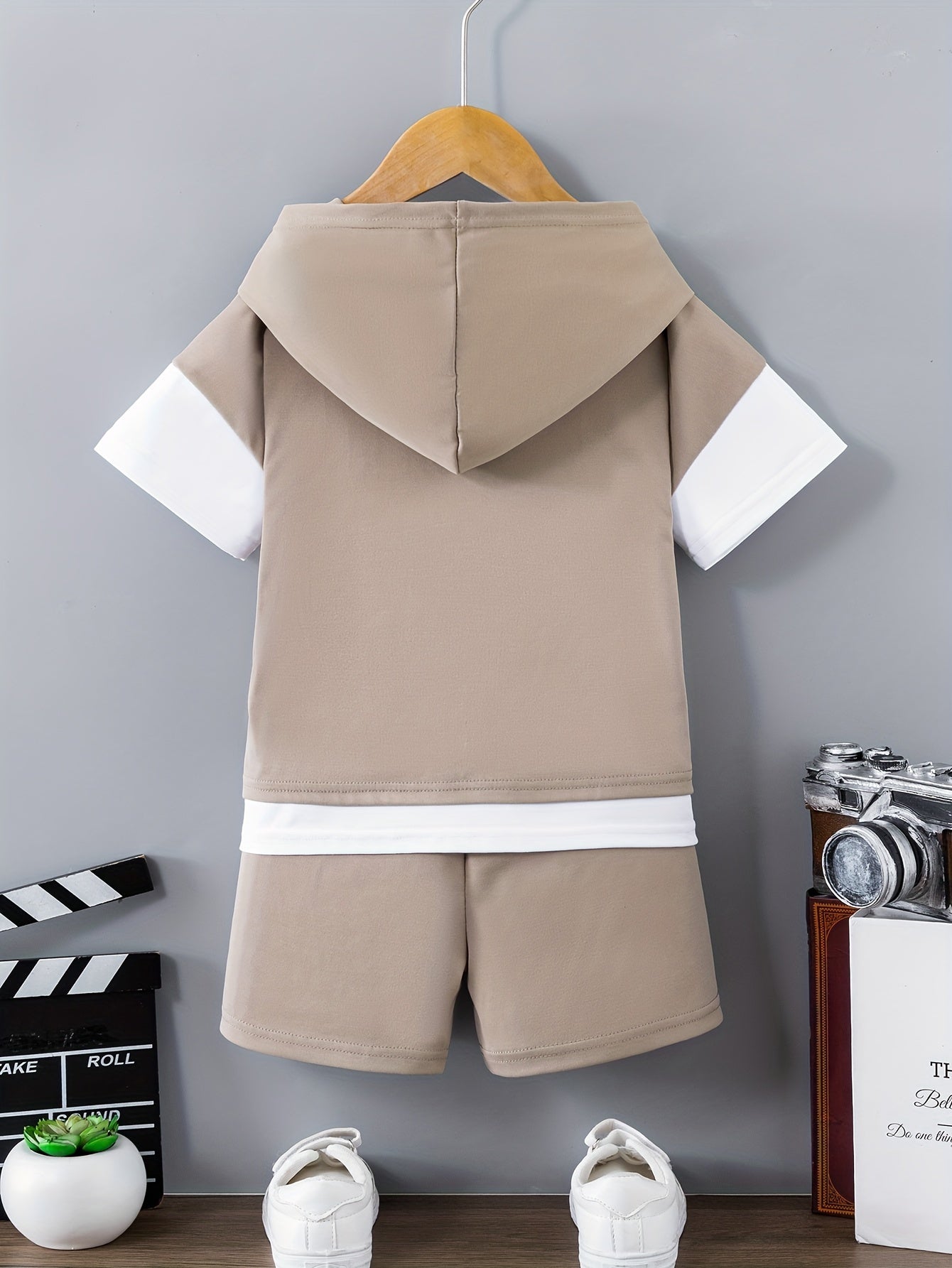 2pcs Boys Casual Label Patched Short Sleeve Hooded T-shirt & Shorts Set